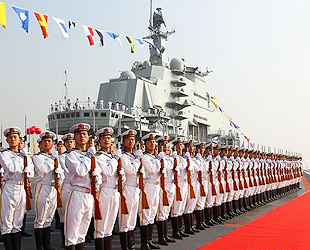 Der 25. September 2012 ist ein wichtiger Tag für das Reich der Mitte: An diesem Tag wurde Chinas erster Flugzeugträger 'Liaoning' in Dienst gestellt. Bei einer Zeremonie verlieh Hu Jintao, Staatspräsident und zugleich Präsident des Zentralen Militärkomitees, der Einheit die Kriegsflagge.