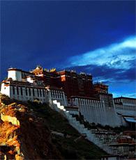 Hongshan ist ein kleiner Berg in Lhasa, Hauptstadt des Autonomen Gebiets Tibet. In den Augen der tibetischen Buddhisten gleicht er ganz dem vom Bodhisattwa bewohnten Putuo-Berg und wird deshalb im Tibetischen als Potala bezeichnet. Der weltbekannte Potala-Palast befindet sich auf diesem Berg.