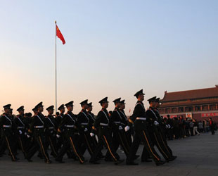 Eine bewaffnete Polizeipatrouille am 1. November auf dem Tian'anmen-Platz – die Sicherheitsmaßnahmen werden vor dem 18. Parteitag der Kommunistischen Partei (KP) Chinas verschärft.