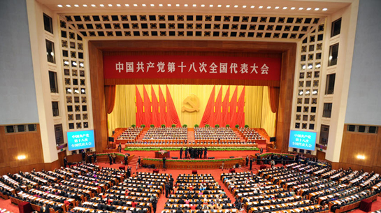 Der 18. Parteitag der KP Chinas, der chinesischen Regierungspartei, ist am Donnerstag in der Großen Halle des Volkes in Beijing eröffnet worden. Mehr als 2.300 Delegierte nehmen an dem Parteitag teil. Die Delegierten waren durch demokratische Wahlen landesweit ausgewählt worden.