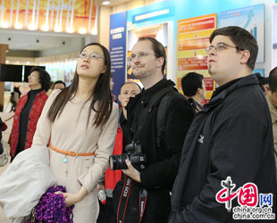 Am Mittwochnachmittag besuchten ausländische Mitarbeiter von China.org.cn die Ausstellung 'Erfolg durch wissenschaftliche Entwicklung' in Beijing.