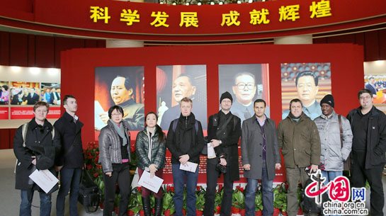 Am Mittwochnachmittag besuchten ausländische Mitarbeiter von China.org.cn die Ausstellung 'Erfolg durch wissenschaftliche Entwicklung' in Beijing.