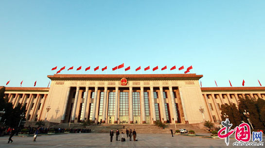 Die Mitglieder des Ständigen Ausschusses des Politbüros des 18. Zentralkomitees (ZK) der KP Chinas stellen sich am 15. November 2012 in der Großen Halle des Volkes der Presse. China.org.cn berichtet live von dem Presseempfang.