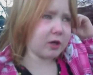 Vierjähriges Mädchen weint wegen der Präsidentenwahl