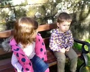 Ein vierjähriges britisches Mädchen gibt dem jüngeren Bruder einen strengen Tadel