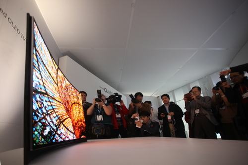 三星发布全球首款可弯曲屏幕OLED电视