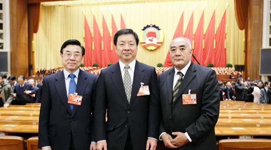Am 3. März wurde die erste Tagung des 12. Landeskomitees der Politischen Konsultativkonferenz des Chinesischen Volkes (PKKCV) in der Großen Halle des Volkes in Beijing eröffnet. Die Mitglieder hörten dem Tätigkeitsbericht zu, der von dem Vorsitzenden der PKKCV Jia Qinglin im Namen des 11. Landeskomitees der PKKCV vorgelegt wurde.