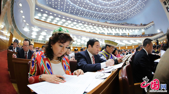 Am 5. März wurde um 9 Uhr die erste Tagung des 12. Nationalen Volkskongresses (NVK) in der Großen Halle des Volkes eröffnet. Dabei hat Ministerpräsident Wen Jiabao den Tätigkeitsbericht der Regierung vorgelegt.