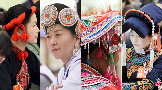Während der Jahrestagung sieht man viele schöne Kopfschmuckbedeckungen der nationalen Minderheiten, die ihre Region und Kultur präsentieren.