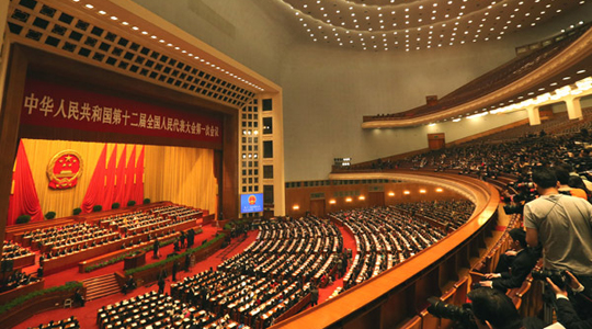 Um 15 Uhr wird die 2. Plenarsitzung der 1. Tagung des 12. NVK in der Großen Halle des Volkes eröffnet. Wu Bangguo, Vorsitzender des Ständigen Ausschusses des NVK, legt dabei den Tätigkeitsbericht vor.