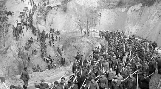 In China wird jedes Jahr am 12. März der 'Tag des Baumes' gefeiert. Dieser Feiertag hat eine Geschichte von 35 Jahren. Die folgenden Archivfotos zeigen Chinas Umweltschutzbemühungen, insbesondere die umfanrgreichen Versuche der Aufforstung.