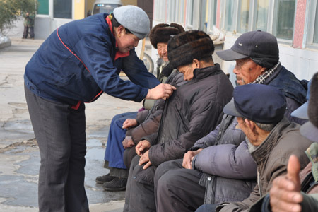 Der 81-jährige Zhang Zongxiang in einem Altersheim der Gemeinde Dongli (Kreis Qiyuan, Provinz Shandong, Ostchina) freute sich, als ihm ein ausgefallener Knopf wieder an seiner Stulpe genäht wurde.