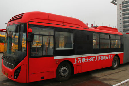 Ein 18 Meter langer Bus wird derzeit auf den Straßen der Stadt Qingdao (Provinz Shandong, Ostchina) erprobt. Der 'Gigant' wird nur auf einigen ausgesuchten Straßen getestet, soll aber bald offiziell im gesamten Stadtgebiet zum Einsatz kommen.