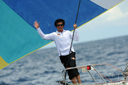 Nach einer 114-tätigen Seereise non-stop rund um die Welt hat der chinesische Abenteurer und Weltrekordjäger Guo Chuan am 13. März die Sundastraße in Indonesien durchfahren.