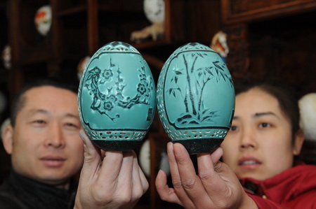 Am 19. März hat der 'Gaomao'-Workshop für bildende Kunst, der in der Stadt Zibo im ostchinesischen Shandong ansässig ist, eine Emu-Eierschnitzerei präsentiert.
