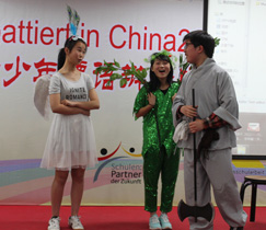 Das Team von der Suzhou Fremdsprachenschule gewann in der Gruppe von DSD-Schulen den ersten Platz im Finale des Wettbewerbs 'Wald der Talente' am 4. Mai in Beijing.