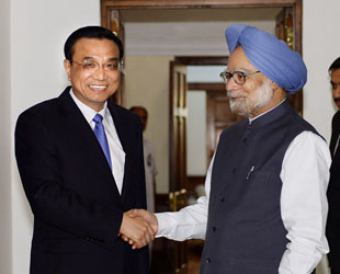Der chinesische Ministerpräsident Li Keqiang ist gestern mit seinem indischen Amtskollegen Manomhan Singh zu Gesprächen zusammengekommen.