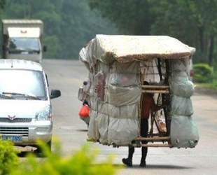 Liu Lingchao, ein chinesischer Wanderarbeiter geht derzeit zu Fuß von Guangdong (Südostchina) nach Guangxi (Südwestchina) - mit einem beweglichen Haus auf seinen Schultern.