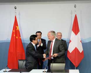 China und die Schweiz haben am vergangenen Freitag eine Vereinbarung für ein Freihandelsabkommen geschlossen. Das Abkommen soll Chinas Bekenntnis gegen Handelsprotektionismus unterstreichen. Wann es in Kraft tritt, ist jedoch nicht bekannt.