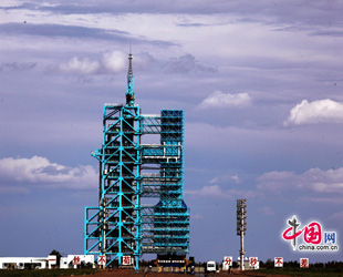 Am Dienstag ging die Shenzhou-10 in die letzte Vorbereitungsphase vor dem Abschuß über, als die Trägerrakete für Chinas erste bemannte Andockmission im Weltraum mit Treibstoff befüllt wurde.