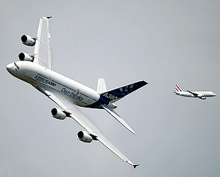 Die zwei größten Flugzeughersteller der Welt, Boeing und Airbus, wollen die Airshow nutzen, um Aufträge für ihre modernsten Langstreckenflugzeuge, nämlich die Boeing 787 Dreamliner beziehungsweise den Airbus 350 XWB, zu bekommen.