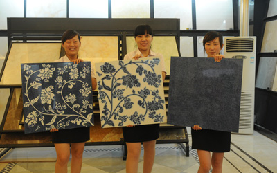 Die von der 'Zibo Jinshiwang Porzellan GmbH' hergestellten blau-weiß getönten Porzellanziegel in antikem Stil haben beim ersten chinesisch-italienischen Wettbewerb für Porzellandesign, der am 29. Mai in Guangzhou stattfand, den einzigen Goldpreis gewonnen.