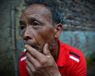 Ma Shuiqing, 67 Jahre alt, Bewohner des Dorfes Changkeng (Provinz Fujian, Südostchina), hat keine Frau und keine Kinder. Vor vier Jahren wurde er aus der Familie seines Bruders vertrieben und lebt seitdem alleine in einem abgelegenen Schweinestall.