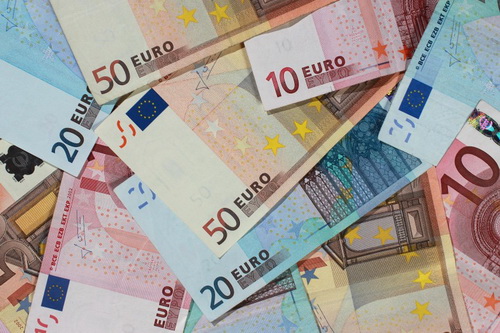 尽管目前欧洲经济持续低迷,但是德国人的金融资产却在不断累积。由于欧债危机带来的不确定性,德国的储户更倾向于把钱存起来。德国《世界报》7月29日报道称,德国央行日前在法拉克福公布的最新数据显示,德国私人金融资产总值于今年第一季度达到了4.992万亿欧元(约41万亿元人民币)的历史最高值。 尽管目前欧洲经济持续低迷,但是德国人的金融资产却在不断累积。由于欧债危机带来的不确定性,德国的储户更倾向于把钱存起来。德国《世界报》7月29日报道称,德国央行日前在法拉克福公布的最新数据显示,德国私人金融资产总值于今年第一季度达到了4.992万亿欧元(约41万亿元人民币)的历史最高值。