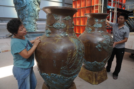 Nach drei Monaten Zusammenarbeit haben die zwei Künstler Wang Qin und Gao Ceng aus der Stadt Zibo zwei Keramikvasen hergestellt, die 1,8 Meter groß sind und einen Durchmesser von 1,1 Metern haben.