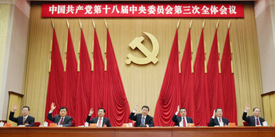 Die 3. Plenarsitzung des 18. Zentralkomitees (ZK) der Kommunistischen Partei (KP) Chinas ist am Dienstagnachmittag zu Ende gegangen. Auf der viertägigen Tagung wurde der Tätigkeitsbericht, den Xi Jinping im Auftrag des Politbüros des ZK erstattete, angehört. Darüber hinaus wurde dabei die 'Entscheidung des ZK der KP Chinas über einige wichtige Fragen zur allseitigen Vertiefung der Reformen' überprüft und angenommen.