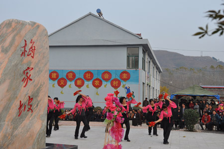Am 5. November wurde das einjährige Jubiläum der Inbetriebnahme des 'ländlichen Wohnviertels' Meijiapo in der Gemeinde Dongli im Kreis Yiyuan (Provinz Shandong, Ostchina) gefeiert. An dem Tag haben die Bewohner auf dem Kultur- und Sportplatz mit Gesängen, Tänzen und komischen Dialogen das glückliche Leben in den vergangenen zwölf Monaten gewürdigt.