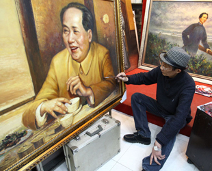 Um Maos 120. Geburtstags zu gedenken, werden Bücher über Mao Zedong speziell für Verkauf in einem Buchladen am 23. Dezember 2013 in der zentralchinesischen Stadt Yichang in der Provinz Hubei gelegt.
