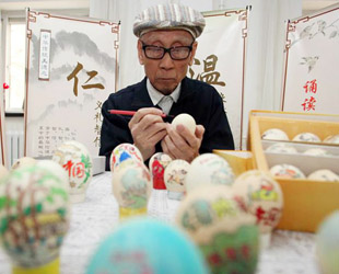 Der 81-jährige Tianjiner Guo Shuzeng hat in den vergangenen sieben Jahren insgesamt mehr als Tausend 'Eierschalengemälde' geschaffen. 'Meine Werke handeln auch von aktuellen Themen, wie zum Beispiel von der Mondsonde Chang'e. Damit will ich etwas zur Verbreitung des Chinesischen Traums beitragen', sagte Guo.