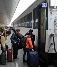 Passagiere warten auf ihren Zug am Hauptbahnhof Chengdu, der Hauptstadt der südwestchinesischen Provinz Sichuan. Während der 40-tägigen Reisesaison zum Frühlingsfest, die am 6. Janaur beginnt, werden rund 22,7 Millionen Bahnreisen von Chengdu aus gemacht.