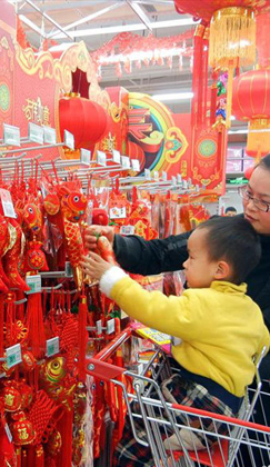 Während das chinesische Frühlingsfest immer näher rückt, wird der Markt für Dekorationswaren in Suzhou in der ostchinesischen Provinz Jiangsu immer populärer. Die chinesischen Knoten, 'Glückliche Fische', Feuerwerk mit Dekorationsfunktion, Frühlingsfest-Plakate usw. mit fröhlichen roten sowie goldenen Farben haben viele Leute angezogen.