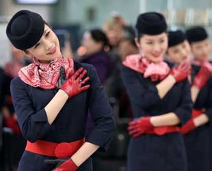Am Flughafen Nanjing Lukou International Airport gab es eine Flashmob-Aktion: 51 Flugbegleiter und Flugbegleiterinnen der China Eastern Airlines Niederlassung Jiangsu haben vor den Sicherheitskontrollanlagen getanzt.