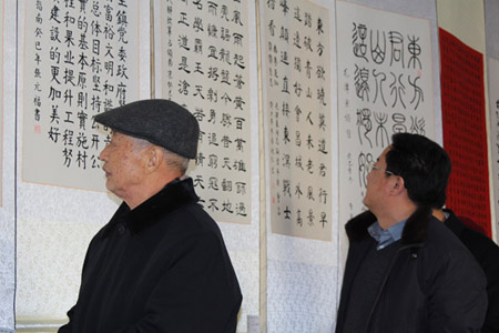 Zurzeit findet in der Gemeinde Xili im Kreis Yiyuan (Provinz Shandong, Ostchina) eine Neujahrsausstellung für Kalligrafie und Malerei statt. Das Kunstwerk 'Xili-Familienbrief' hat zahlreiche Besucher angezogen.
