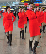 Am Donnerstag konnte von Langeweile bei den Passagieren am Shenyang Taoxian International Airport nicht die Rede sein, als das Flughafenpersonal überraschend einen Flashmob inszenierte.
