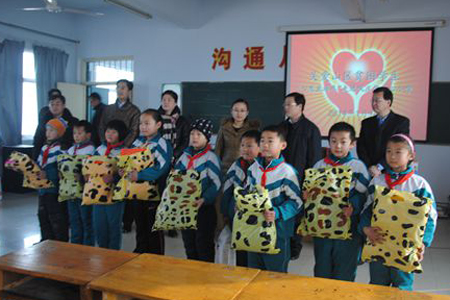 Kurz vor Beginn des Frühlingsfestes hatten einige Stadtbehörden der zentralen Grundschule der Gemeinde Yuezhuang im Kreis Yiyuan einen Besuch abgestattet, um bedürftigen Kindern eine Spende zu überreichen.