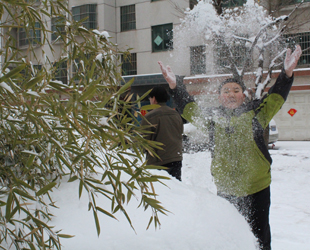 Von der Nacht des 5. Februar bis 6. Februar schneite es im Landkreis Yiyua, der als „Dach von Shandong“ bezeichnet wird. Am Morgen des 6. Februar ist Yiyuan zu einer weißen, wunderschönen Schneewelt geworden. Die Bürger genossen die schöne Landschaft im Schnee, und bauten Schneemänner.