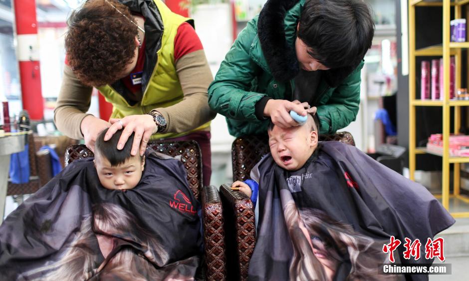 Kultur - german.china.org.cn - "Drache hebt Kopf": Lustige Mimik der ...  width=