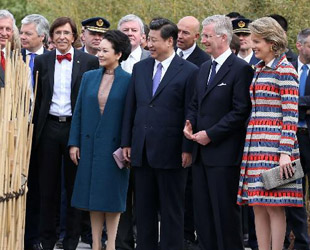 Der chinesische Präsident Xi Jinping, seine Frau Peng Liyuan, der belgische König Philippe und Königin Mathilde eröffneten am 30. März gemeinsam das Pandahaus im Pairi-Zoo im belgischen Brugelette.