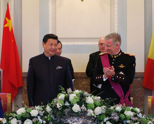 Am Montagabend Ortszeit wurden der chinesische Präsident Xi Jinping und seine Frau Peng Liyuan von dem belgischen König Philippe und der Königin Mathilde zum Staatsbankett eingeladen.