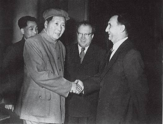毛泽东会见时任中央人民政府政务院经济总顾问和苏联来华专家组总负责人的阿尔希波夫（右一），中为苏驻华大使尤金.jpg