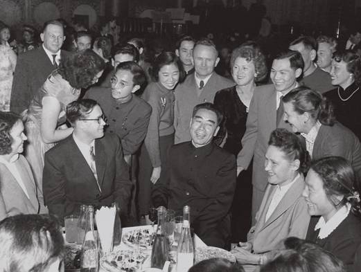 1957 年11 月8 日，国务院外国专家局举行盛大招待会，周恩来与苏联专家及其夫人们亲切交谈.jpg