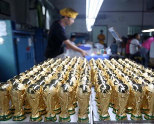 Worldcup-Souvenirs von der WM 2014 werden bei einem Hersteller in der Stadt Dongguan in der südchinesischen Provinz Guangdong gezeigt (Foto vom 12. Juni 2014).