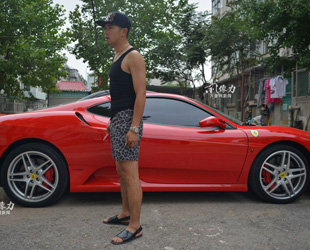 Ein junger Mann in den Zwanzigern habe es irgendwie geschafft, sich einen Ferrari Sportwagen zu kaufen, obwohl er nicht reich ist und in einer Barackenstadt im Osten Chinas lebt, berichtete iqilu.com am Freitag.