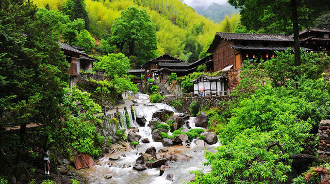 Von allen vier Jahreszeiten hat der Sommer für Naturliebhaber das meiste zu bieten. Von Stränden bis hin zu Bambuswäldern sind die Outdoor Möglichkeiten endlos. Hier empfehlen wir acht Ziele, an denen man eine typisch chinesische Sommeratmosphäre genießen kann.