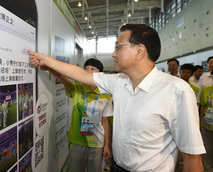 Der chinesische Ministerpräsident Li Keqiang hat am Donnerstag die Freiwilligen der Olympischen Jugendspiele in Nanjing besucht. Dabei drückte Li auf Sina-Weibo, dem chinesichen Pendant zu Twitter 'Gefällt mir' für das öffentliche Profil der rund 20.000 Freiwilligen.