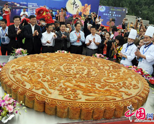 Lanzhou, Provinz Gansu: Ein riesiger Mondkuchen wurde während des Mondfestes, der nach dem chinesischen Kalender auf den 15. Tag des 8. Mondmonats fällt, im Lilien-Park präsentiert. Der 450 Kilogramm schwere Kuchen mit einer Dicke von 13,3 Zentimetern und einem Durchmesser von 2,123 Metern wurde von 20 Köchen gemacht.